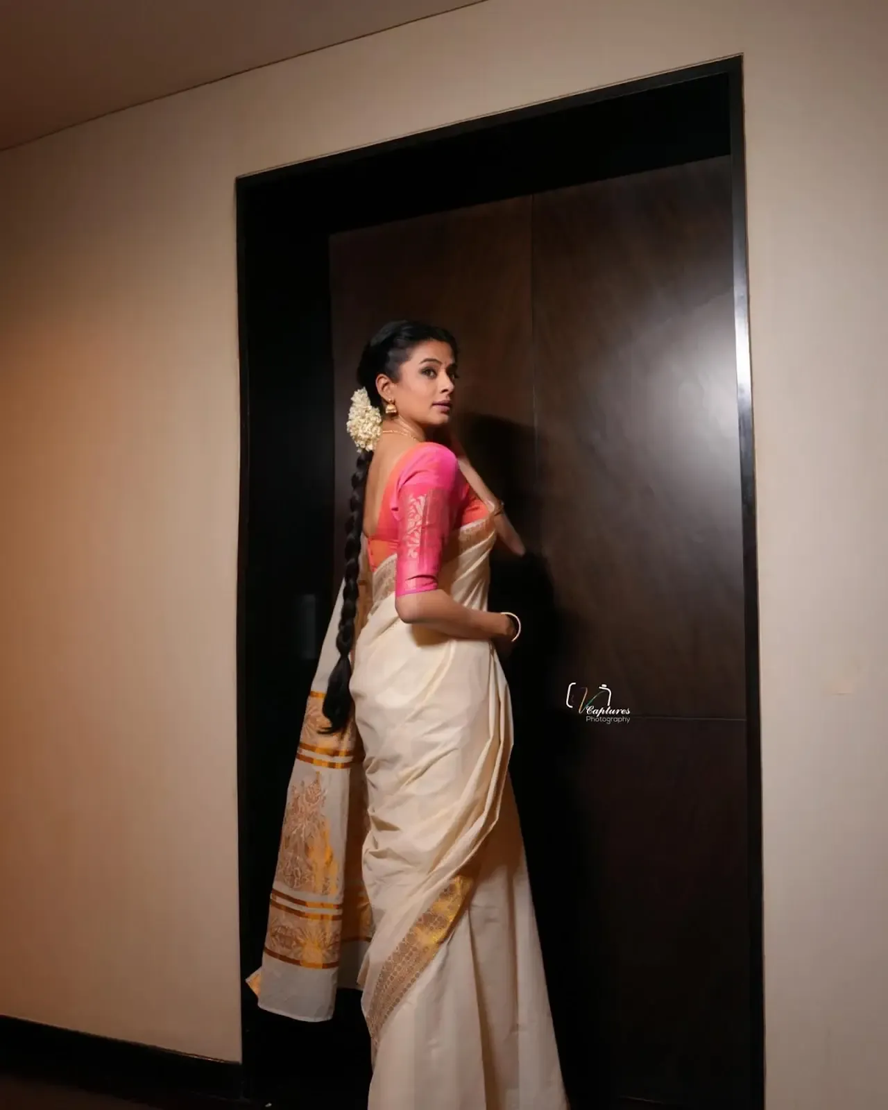 KERALA ACTRESS PRIYAMANI IN ONAM SPECIAL WHITE SAREE 7